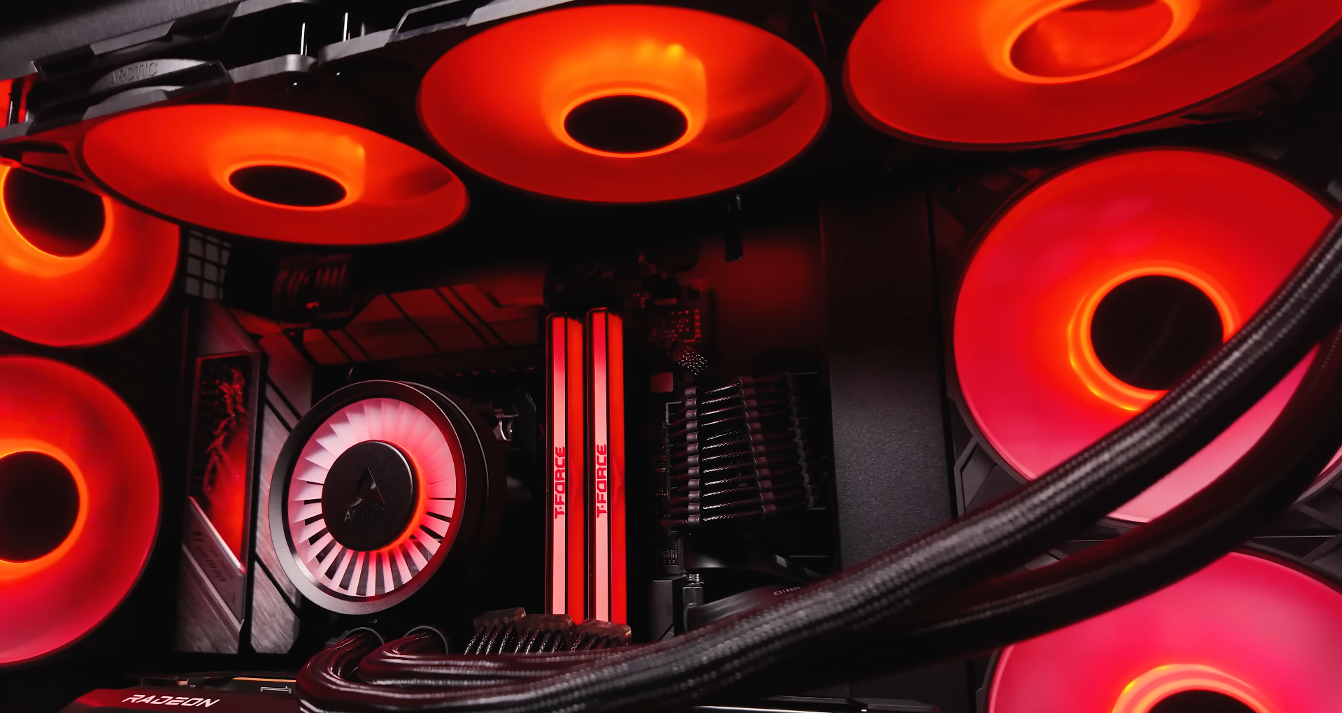 Gaming PC Build | Radeon RX 9070 XT + AMD Ryzen 7 9800X3D: imagen 4